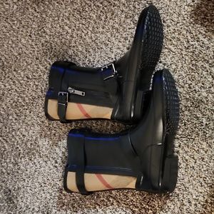 Burberry short rain boots
